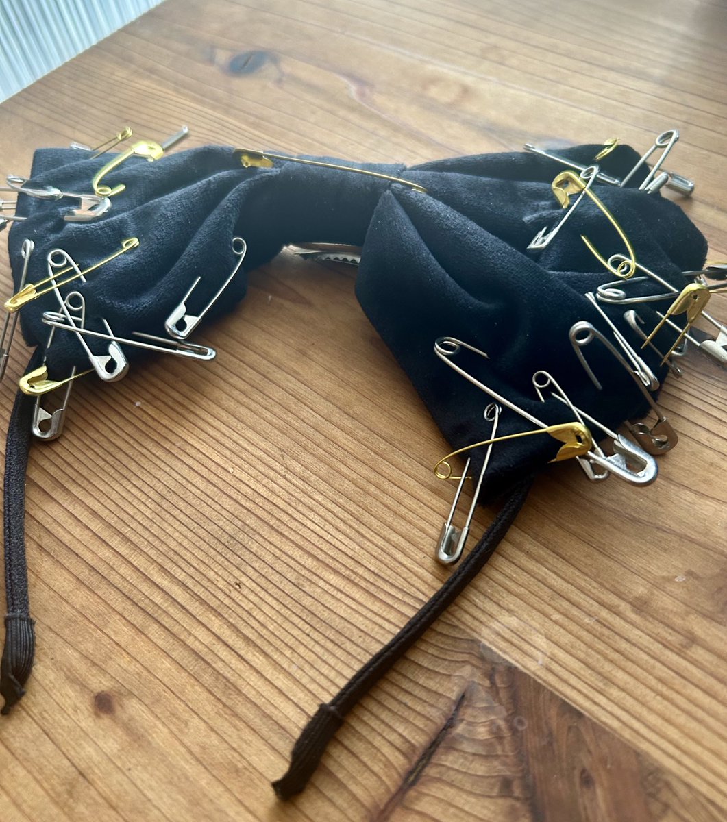 yuchivalism's tweet image. @_THEdOR_ さんにデコってもらったリボンに、さらに安ピン足した😘