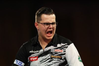 nlsportnieuwsnl's tweet image. Gian van Veen knokt zich knap terug en wint wéér van Luke Humphries - #darten #darts #pdc #mvg #ndb #dartslive #dutchdartsmasters #pdcdarts #dartsofinstagram #lovethedarts - NLSportnieuws.NL - buff.ly/slab2IK