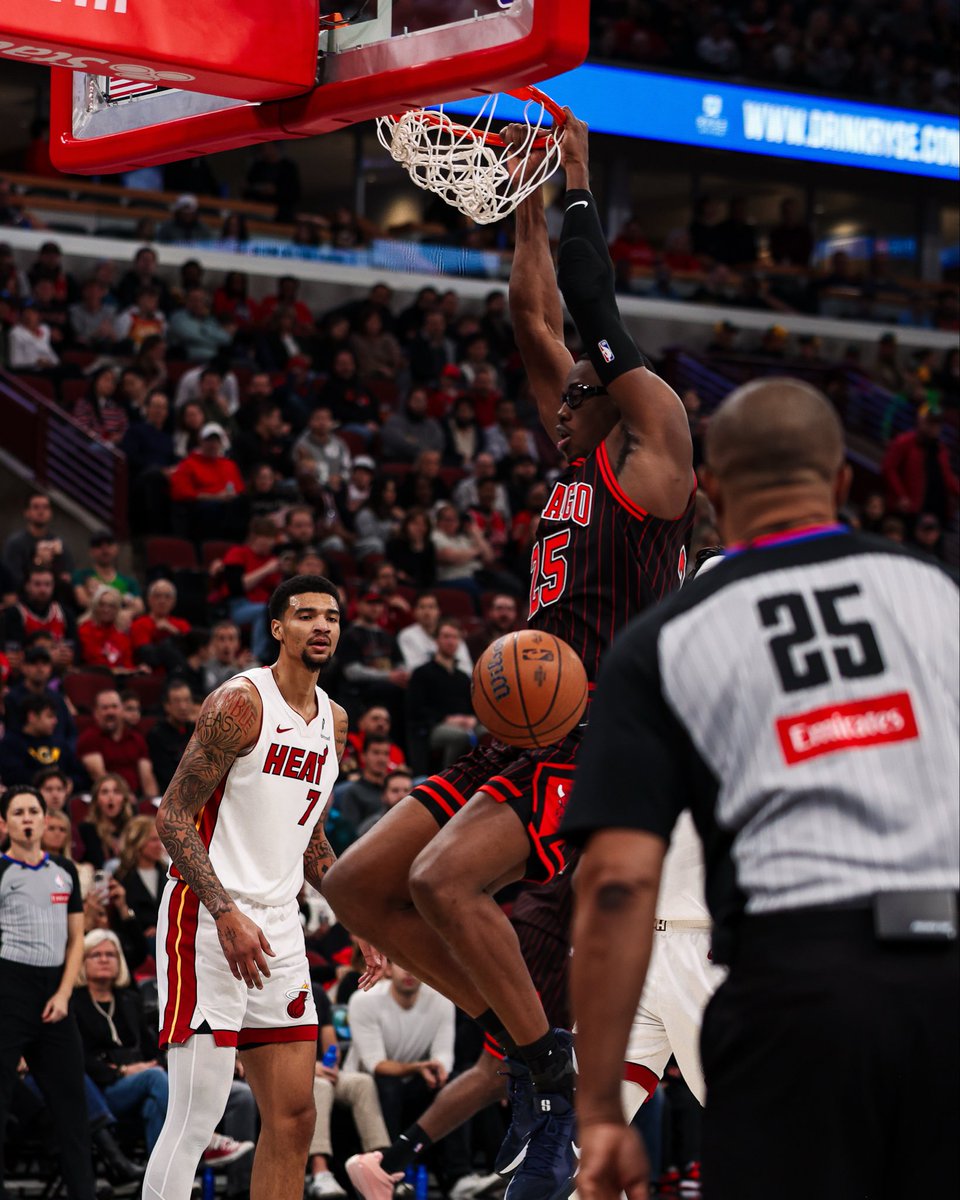 Slammin’ Jammin’ Stix 😤

@thejalen_smith | @CHSN__ 