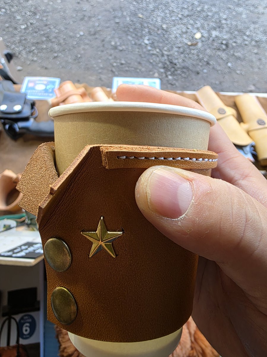 #ポリキチ さんとの初コラボ！

熱いコーヒーでも安心！
レザーカップカバー

ウエスタン風な風合いでちゃんと滑り止めも付いてる優れもの！

冬のシーズンに必須なアイテム！
 #Miki3