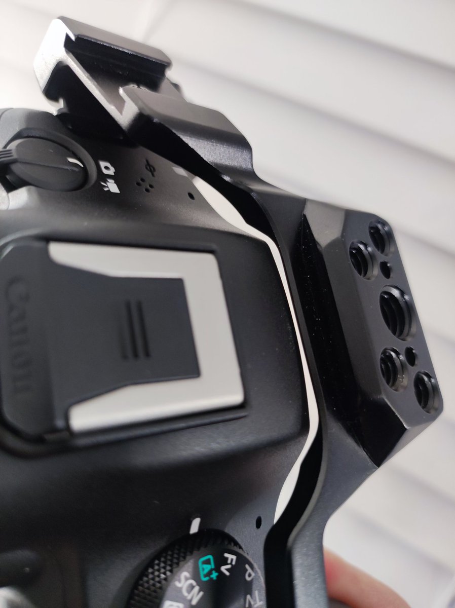 tsuttonton's tweet image. 朗報
R6llのケージそのまま使えます。
最高〜✨️
#eosr6mark3
#r6mark3