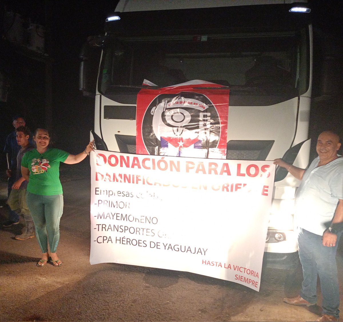 ¡Hoy no se duerme, cargando otra rastra para Oriente! Las empresas Primor, Mayemoreno, Transportaciones Orion, y la CPA "Héroes de Yaguajay" unen fuerzas con los #CDRCuba y sale otro envío rumbo a Holguín. ¡Cuba es Solidaridad! #Cuba #TumbaElBloqueo