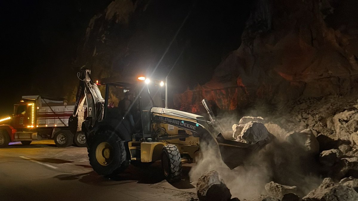 COVIAL_CIV's tweet image. ⚠️ Atendemos emergencia por derrumbe sobre sección de la carretera del Km 46 de la CA-9 norte en Sanarate, #ElProgreso; maquinaria y personal ya se encuentran removiendo el material para recuperar la correcta transitabilidad. 🚜👷🏽‍♂️

#MantenimientoQueConecta
#ElPuebloDignoEsPrimero