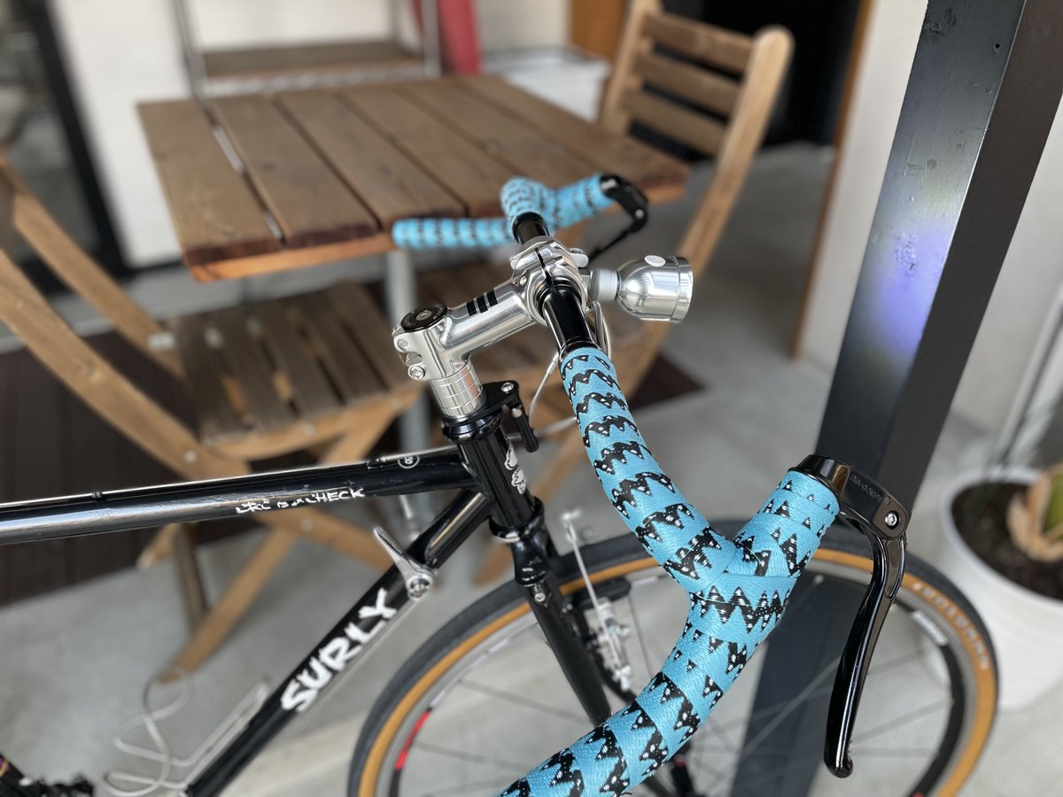geektrade_jp's tweet photo. SURLY CROSS-CHECK
×
Town Mouse センターライト シルバー
汎用性も高くみんな大好きクロスチェック。モダンな組み方でも、クラシカルな組み方でもセンターライトは違和感なく溶け込みます。ぜひご自身の車体でもお試しください。
Photo by: サイクルマーク様
#townmouse #townmousebike https://t.co/yMtRjhramh