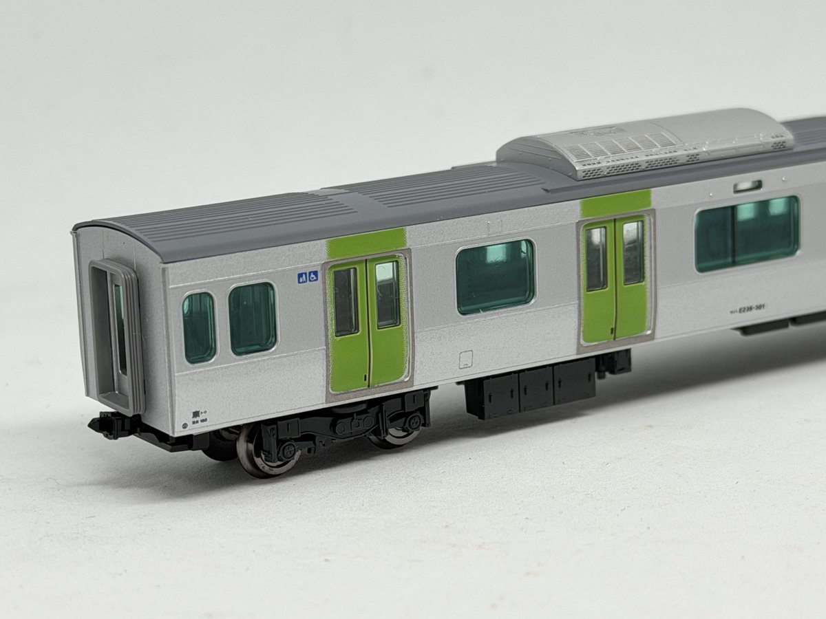 【新商品ご案内】
SF005 窓スモーク再現フィルムシールE
山手の10号車

ホームドアの関係で変則的な窓配置の10号車、側面の熱線吸収ガラスを「表貼り」で再現するカット済みフィルムシールです。

1両分300円