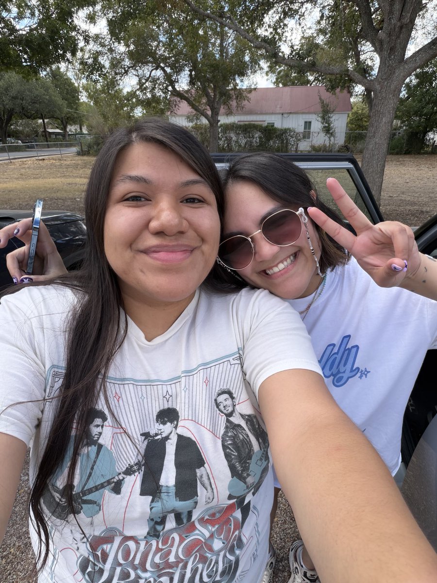 happy birthday, maria! 🥳 que te la estes pasando bien!! thankful that the jonies brought us together!! <a href="/bluacoustic/">maría</a> 🤠🩵