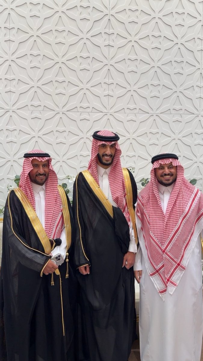 Moteb75's tweet photo. ابارك لأبن الخال : 
خلف عامر الخشرم 
زواجه واسأل الله التوفيق له 
صورة تجمعني مع العريس ووالدي 
#الرخيص #الخشرم https://t.co/LKjG7CgdNv