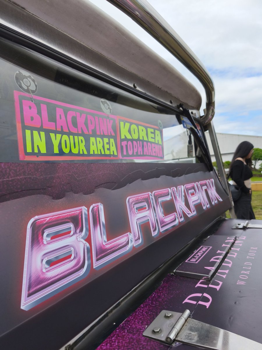 BLACKPINK_PH's tweet photo. 𝑷𝑰𝑵𝑲 𝑴𝑶𝑴𝑬𝑵𝑻 𝑰𝑵 𝑻𝑰𝑴𝑬: #𝑩𝑳𝑨𝑪𝑲𝑷𝑰𝑵𝑲 𝑰𝑵 𝑩𝑼𝑳𝑨𝑪𝑨𝑵 2025 

BLACKPINK JEEPNEY IS HERE!!!! Take a photo and share it with us 💖

To our donors, you may get your Tote Bag and Lightstick Strap at 12:00 PM onwards 🖤❤️

#BLACKPINK #블랙핑크 #DEADLINE_IN_BULACAN