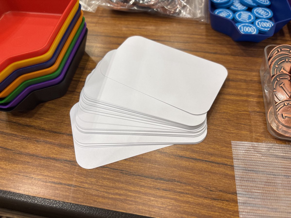 choitas_info's tweet image. この惨状を見かねて、ブース番号「P-05」【ころがるけだま】さんから白紙の値札プレートを差し入れいただきました！

めっちゃ助かります😭

#ゲムマ2025秋