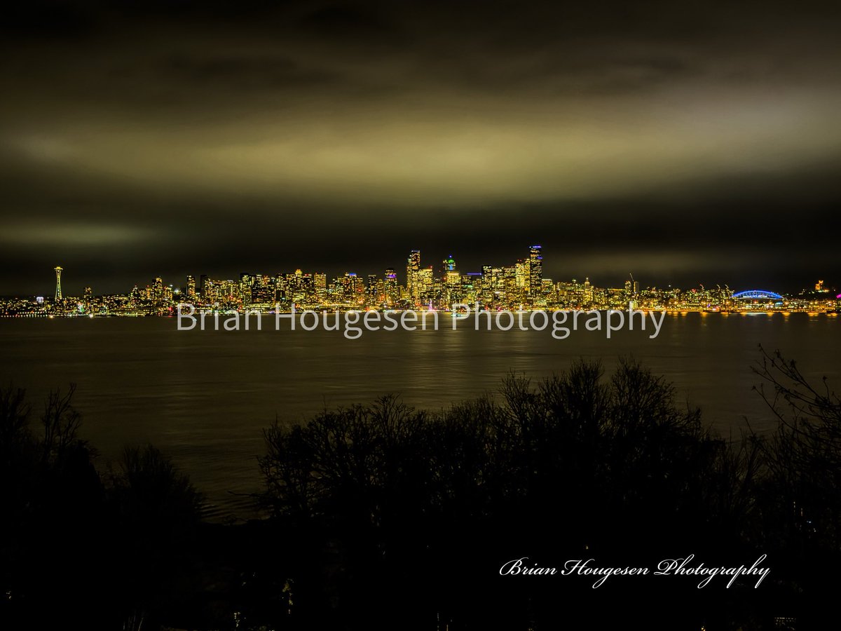 briHouges's tweet image. Shot this tonight  Seattle skyline