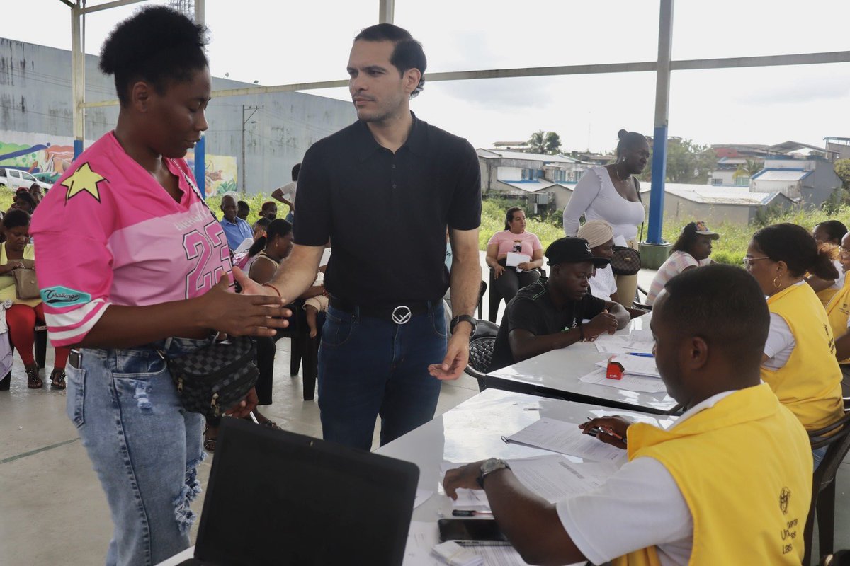 DavidGarciaMCOL's tweet photo. Desarrollamos jornada de entrega de cartas de indemnización en Buenaventura, en la que 1.444 víctimas recibieron sus cartas por un valor total de 10.790 millones. Seguimos honrando nuestro compromiso y avanzando en la reparación integral de quienes han sufrido el conflicto. https://t.co/aNCsWjCLZi