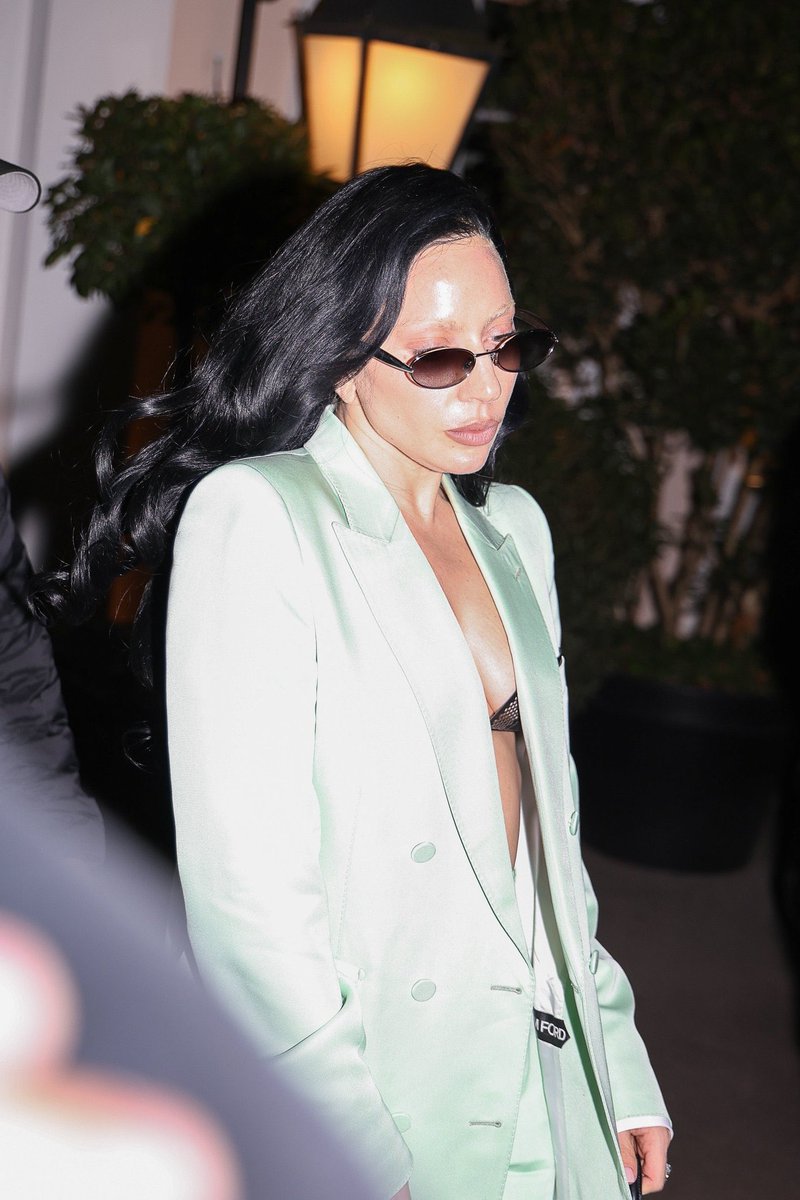 THIS IS SO ARTPOP CODED AND AT THE SAME TIME ITS JUST SO MAYHEM CODED I DONT KNOW HOW TO EXPLAIN IT