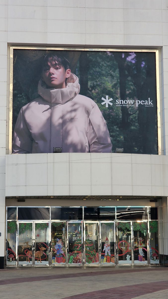 streamfortae's tweet image. A new Taehyung x Snow Peak Apparel winter collection ad has been spotted on the exterior wall of LOTTE Department Store in Ulsan, Korea! 

SNOW PEAK AMBASSADOR V
V FACE OF SNOW PEAK APPAREL
#TaehyungxSnowPeak
#VxSnowPeakApparel