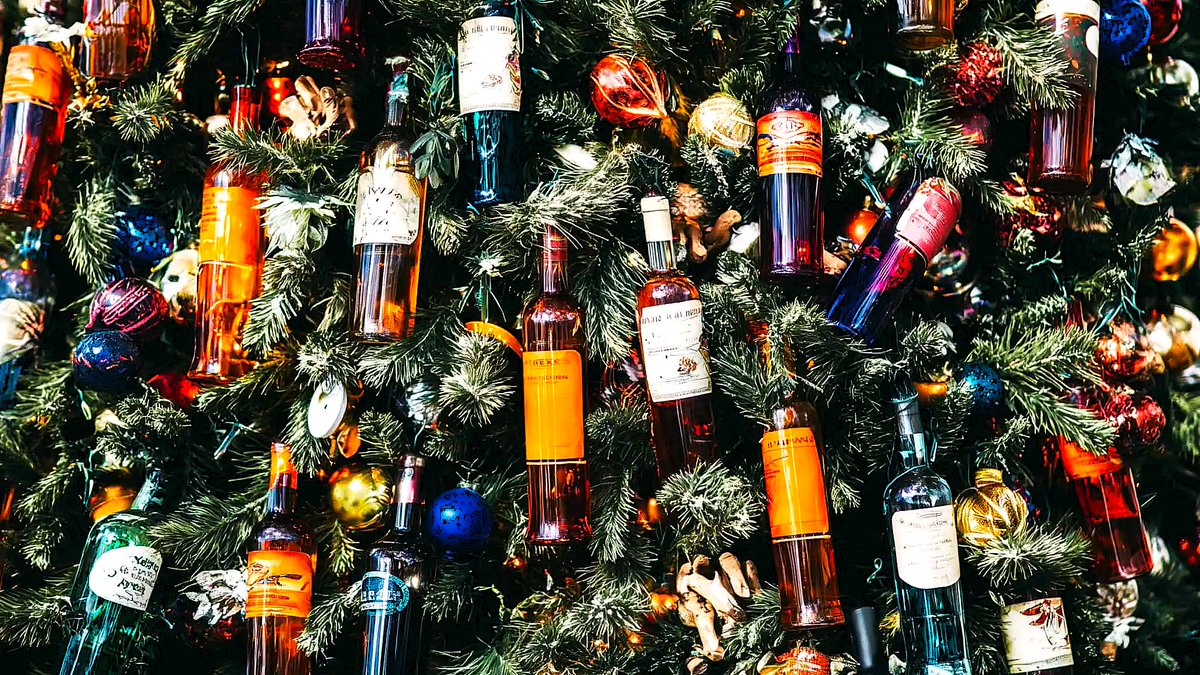 wineworldnews's tweet image. The 2025 Ultimate Gift Guide for The Wine Lover Who Has Everything tinyurl.com/3yysvbe3 via @vinography #wine #giftguide #gifts #winelover