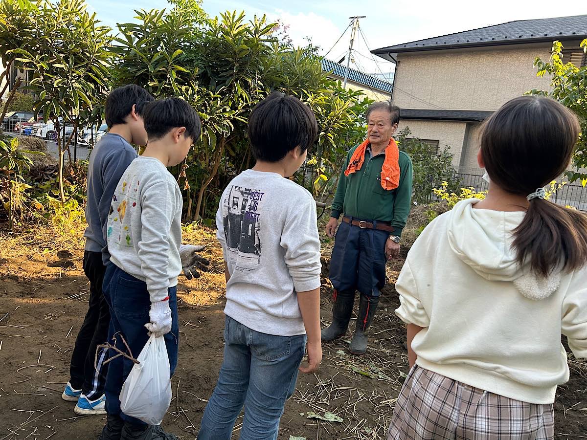 MyFunabashi's tweet image. 市民ボランティアの斉藤征昭さんが「青い鳥ホーム」の子たちとサツマイモ掘り　9年続いたイベントは今年で最後に myfuna.net/archives/townn… #いも掘り　#船橋市　#まいふな　#ボランティア　#青い鳥ホーム