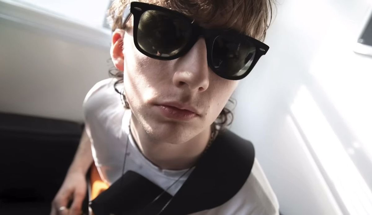 ‘มาวุ่นวายกับคนอื่นแต่เช้า‘
: ก็ซื้อปาท่องโก๋มาฝากเนี่ย
‘ใครอยากกิน‘
: ผม
’ละทำไมพี่ต้องกินเป็นเพื่อนแก’
: ไม่กินเป็นเพื่อนละจะกินเป็นแฟนอ่อ