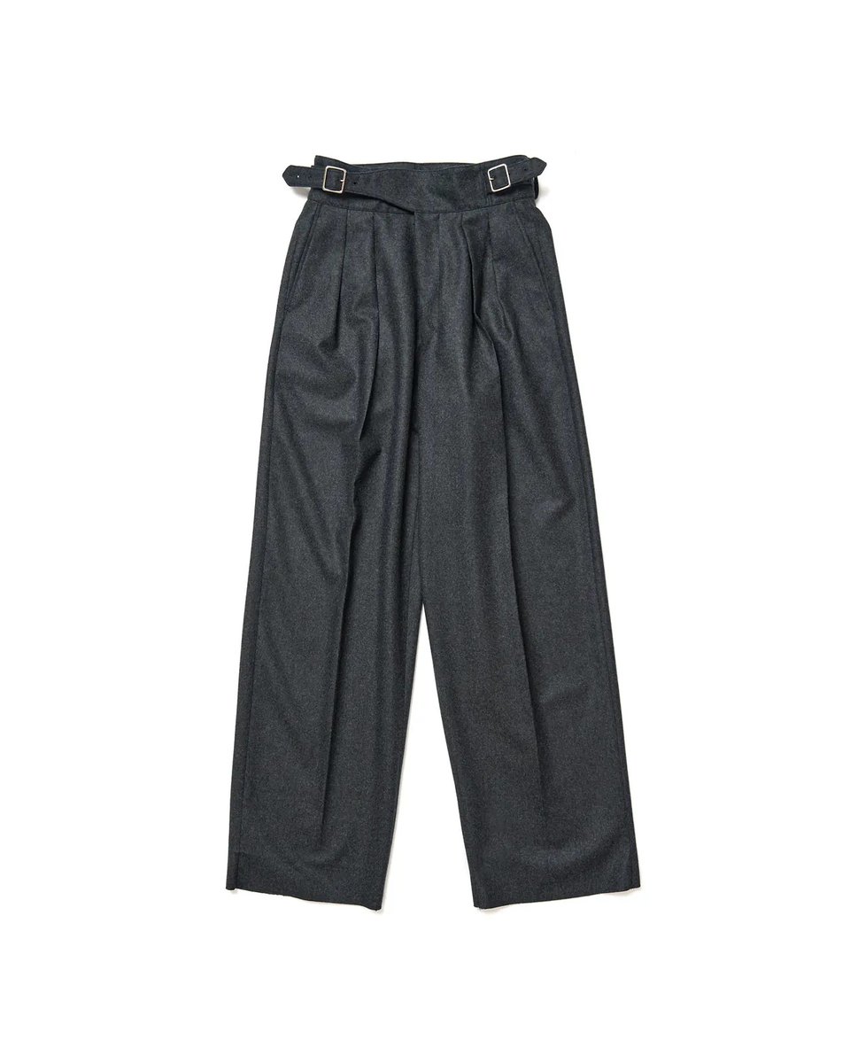 スナップで着用している「ザ リラクス」のグルカパンツはF/STOREで展開