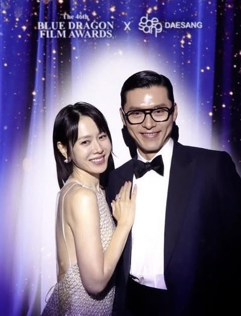 o_hyunbin_o's tweet photo. 🥰Pictures of the best actor and actress who are the most popular and powerful couple🥰
@yejinhand @bluedragonawards 
#HYUNBIN #현빈 #손언진 #sonyejin #BINJIN https://t.co/AEr62IY7Ia