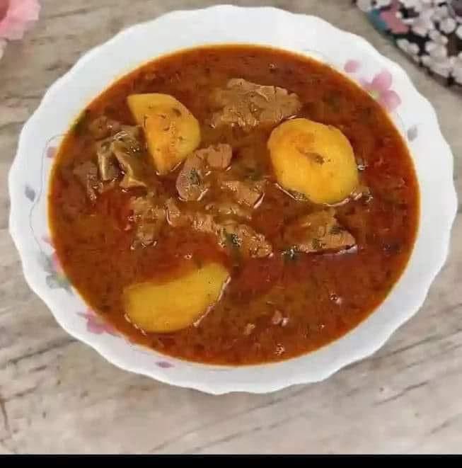 AfaqSomroo's tweet image. ****** ایک پیالی گوشت ******’’

بیٹا! یہ ایک پیالی گوشت جمال موچی کو دے آو۔‘‘ ابّاجان کا حکم سن کر میں حیران ہوا...اس وقت عمر بارہ سال تھی اور میں چھٹی جماعت میں پڑھتا تھا...میں نے جواب میں ان سے کہا۔’’لیکن ابّاجان... آج تو عید کا دن ہے...ہر گھر میں گوشت موجود ہے... سب لوگ ایک…