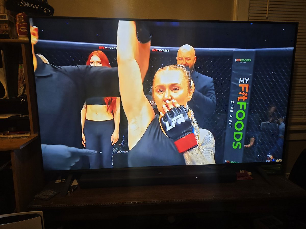 TheRowShowPod's tweet image. Tuning in tonight to support show alumni @JaydeSheeley in her fight tonight for LFA 223! Kick ass, my friend! #lfa223 #lfa #ufcfightpass