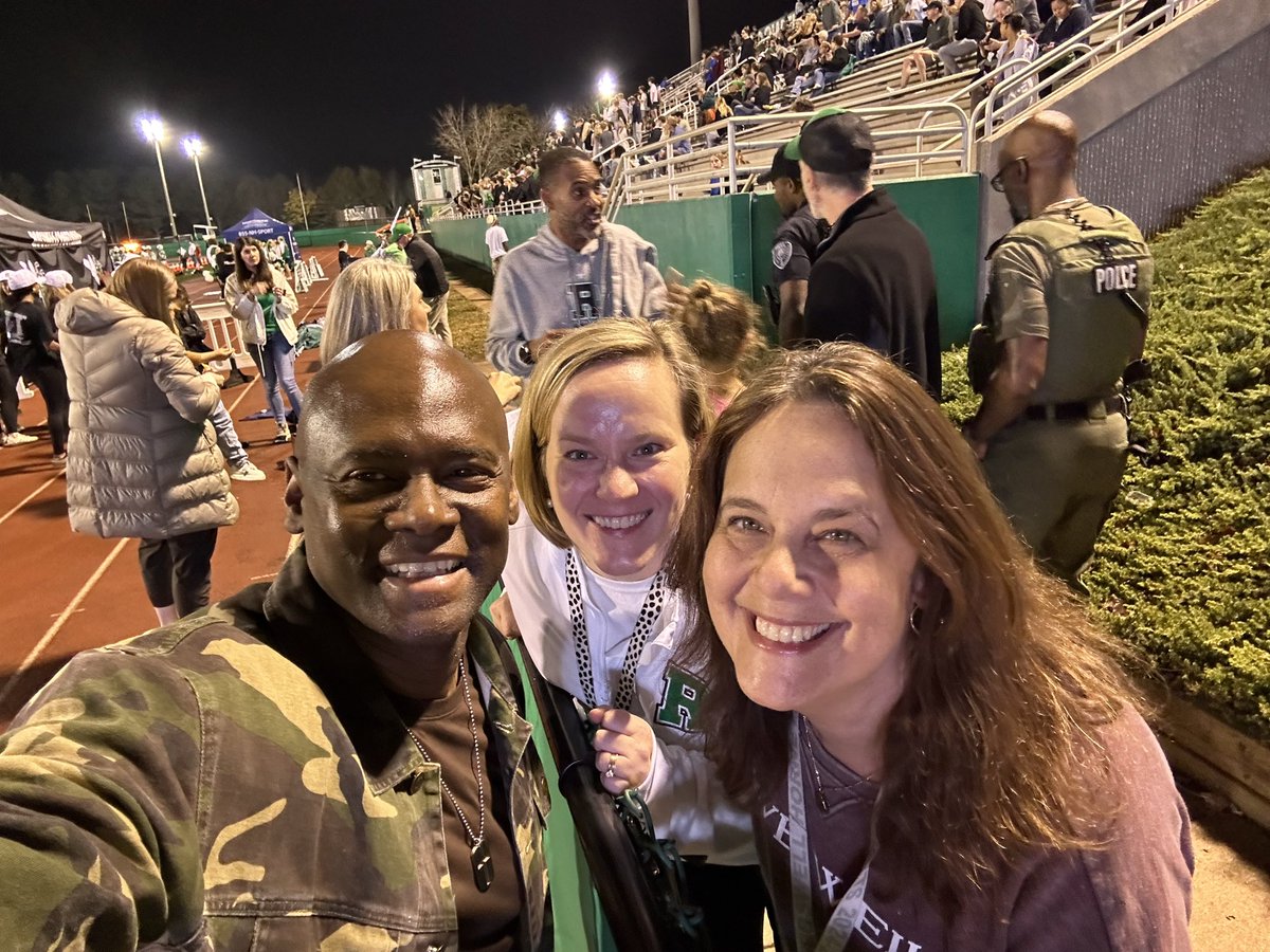 So good seeing the current principal <a href="/RoswellHighSch/">Roswell High School</a> <a href="/RakoMorrissey/">rako morrissey</a>  and <a href="/roswellsports/">Roswell Athletics</a> Ben Sutter at the playoff game. Loved seeing former staff, parents and students!  Go Hornets! 🏈