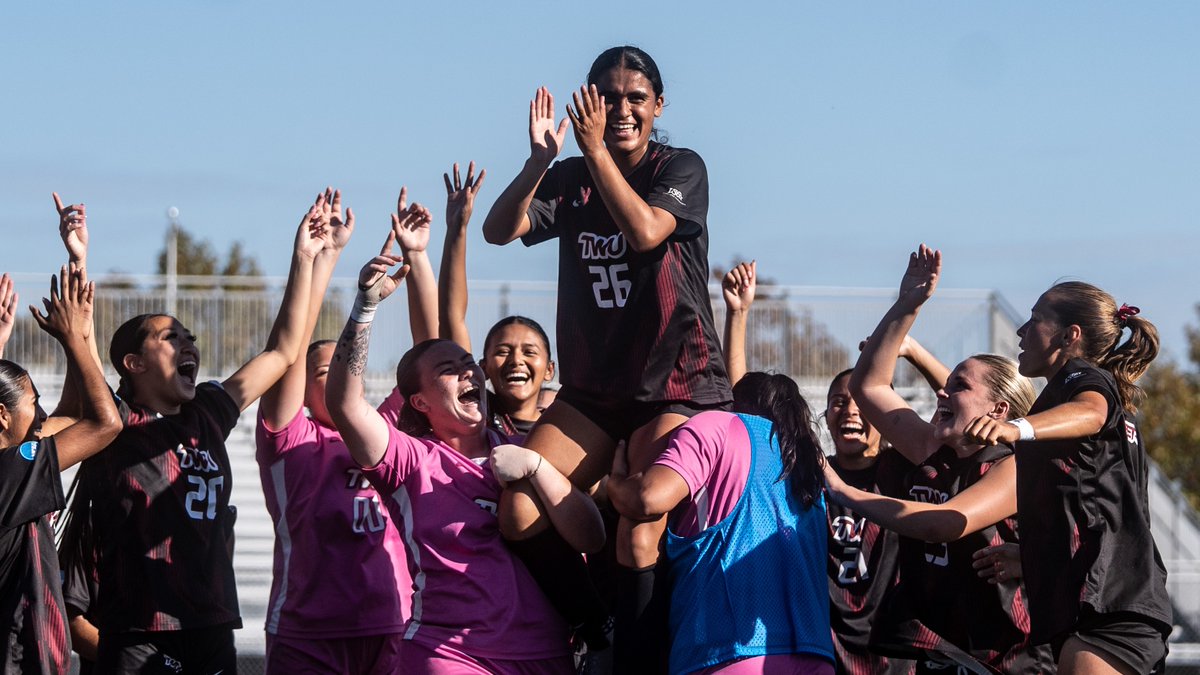 𝙇𝙐𝙉𝘼’𝙎 𝙂𝙊𝙇𝘿𝙀𝙉 𝙂𝙊𝘼𝙇 𝙎𝙀𝘼𝙇𝙎 𝙏𝙒𝙐’𝙎 𝙁𝙄𝙍𝙎𝙏 𝙉𝘾𝘼𝘼 𝙏𝙊𝙐𝙍𝙉𝘼𝙈𝙀𝙉𝙏 𝙒𝙄𝙉

✅ First NCAA Tournament win
✅ Program Record of 16 wins
✅ 2OT thriller to advance to Round of 32

🗞️:twuathletics.com/news/2025/11/2…

#PioneerProud