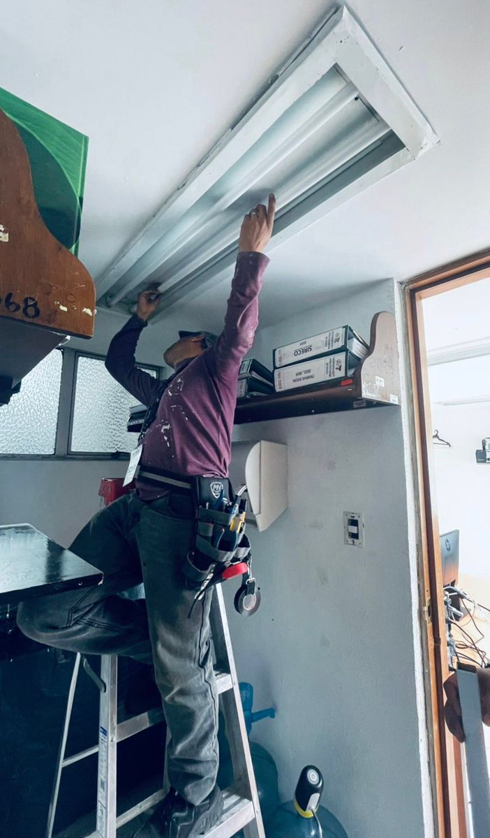 IsssteZonaSur's tweet image. 🔧🌟 La Cuadrilla de Mantenimiento sigue dejando huella en cada clínica

En la Clínica de Medicina Física y Rehabilitación, se realizó el cambio de lámpara en la Dirección, dejando el espacio iluminado y listo para trabajar sin sombras ni complicaciones. 💡😌

⚡🔧 Y en la…