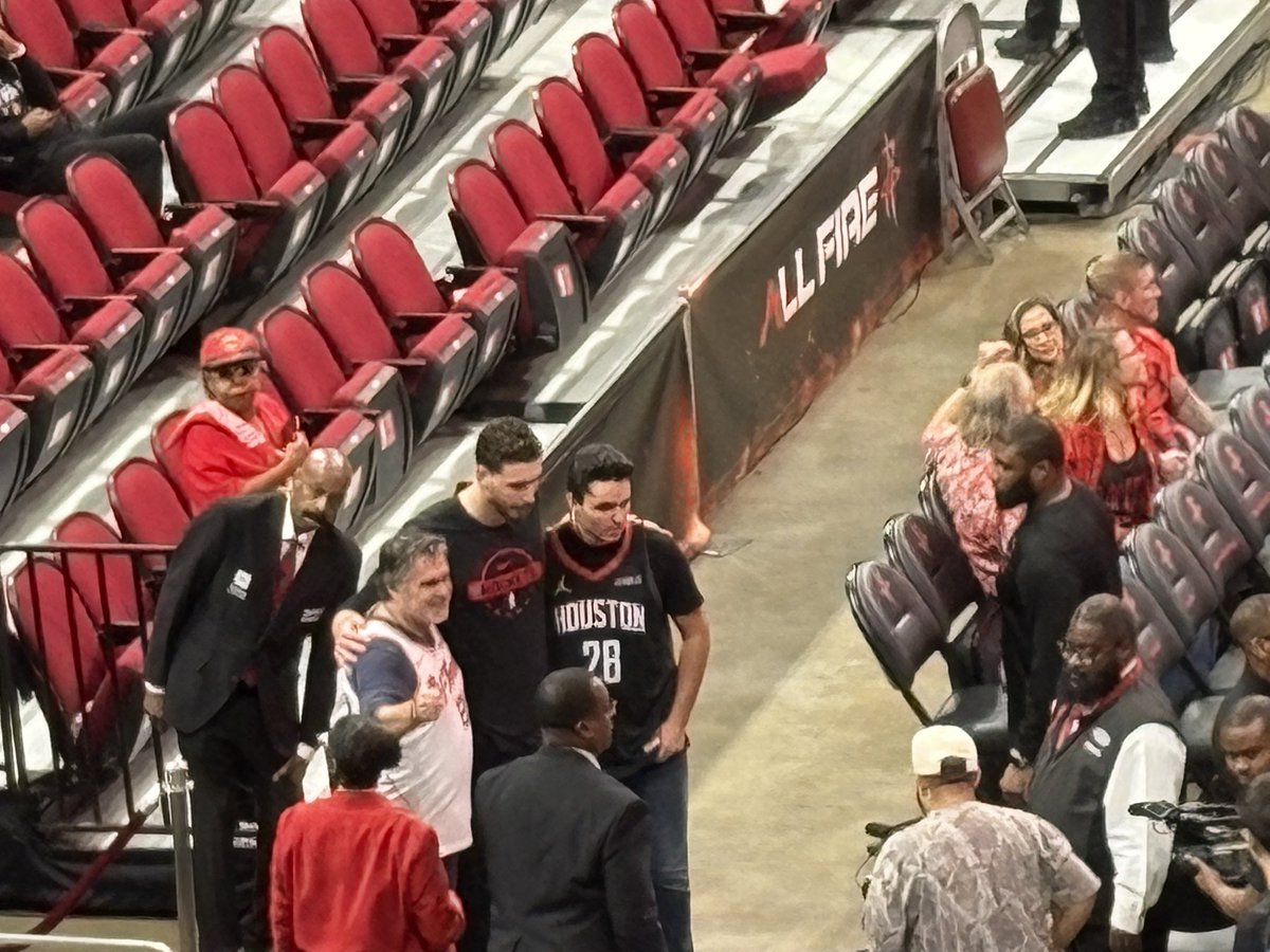 Alperen Sengun is a man of the people. Taking pictures before the game