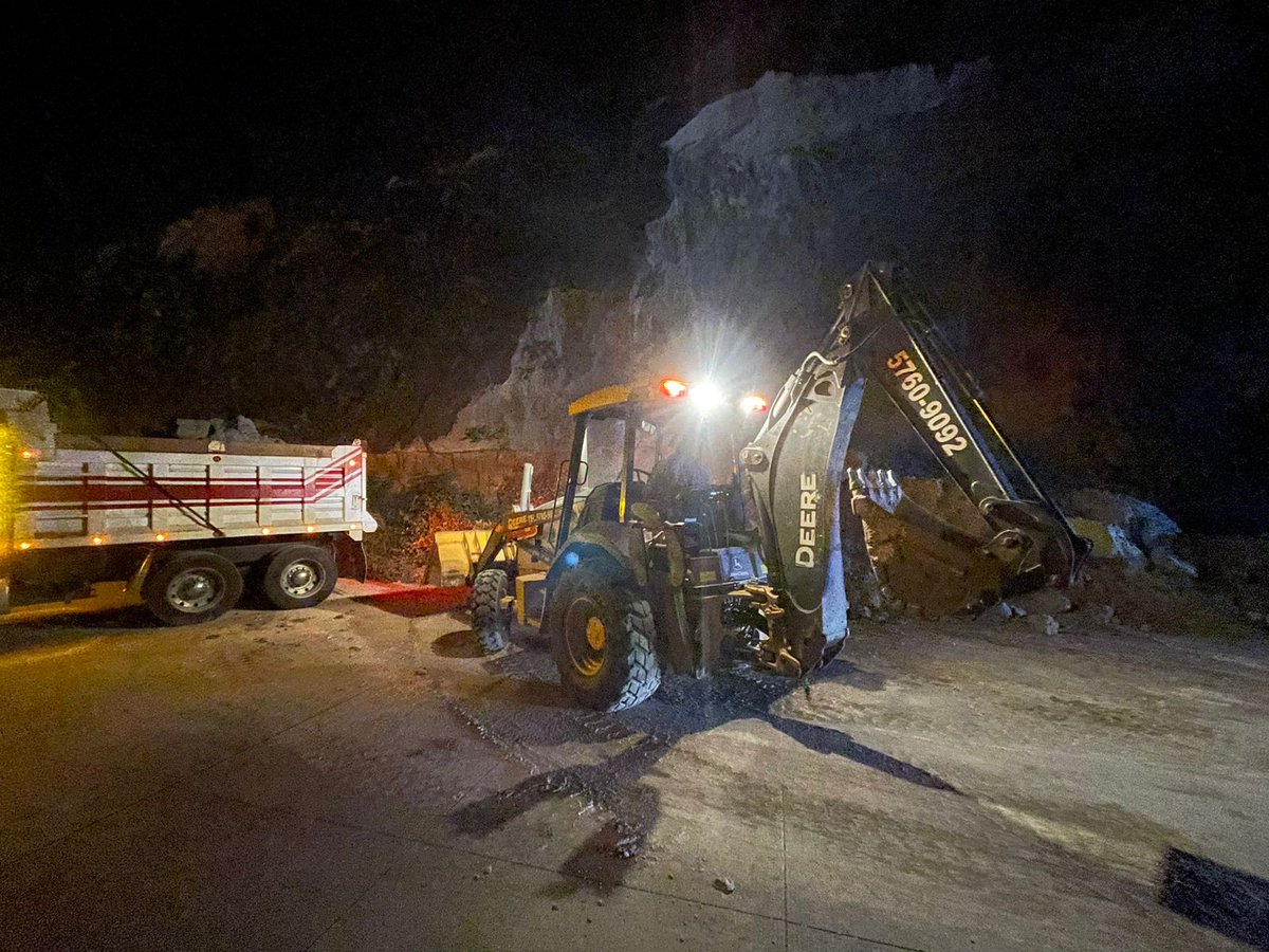 DiariodeCA's tweet image. #EnElPaísDCA | @COVIAL_CIV informa que personal y maquinaria trabajan en la remoción de un derrumbe registrado en el km 46 de la CA-9 Norte, en Sanarate, #ElProgreso, con el objetivo de restablecer la circulación vehicular lo antes posible.

✍🏻 Redacción Web