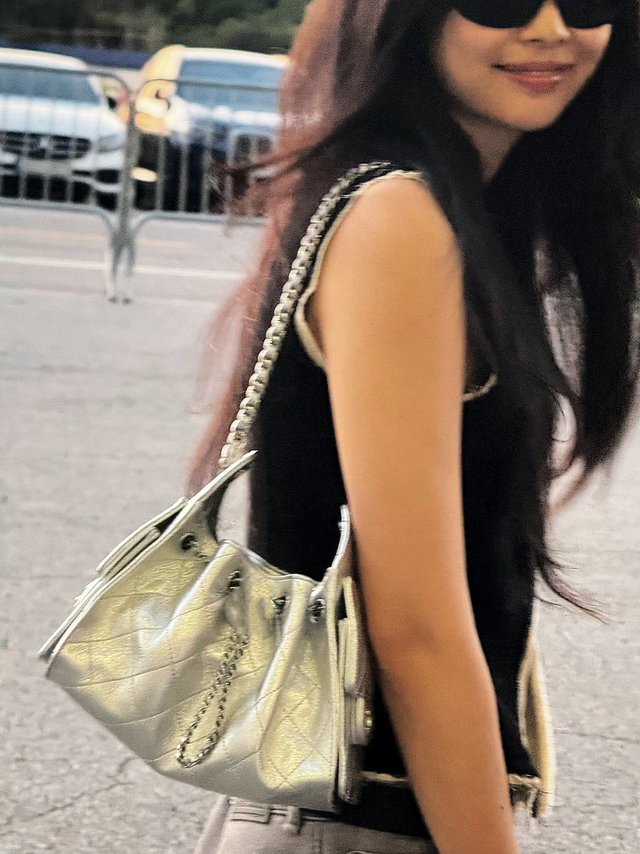 janerubyf's tweet image. My bag said, 𝘉͟𝘦͟ 𝘪͟𝘤͟𝘰͟𝘯͟𝘪͟𝘤͟. So I listened.