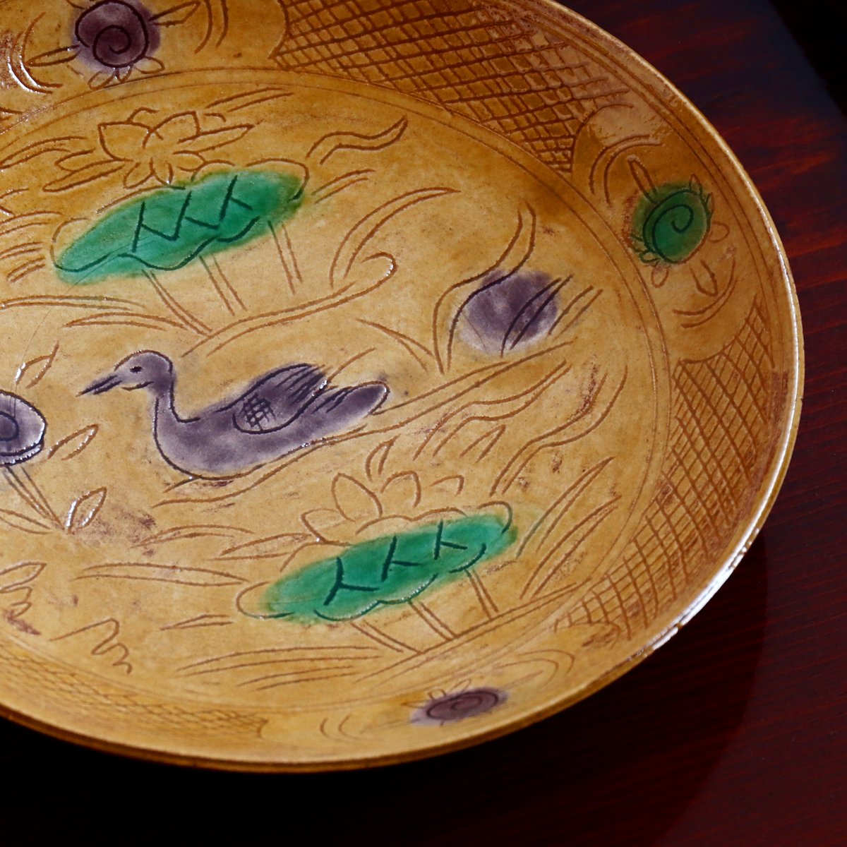 水鳥が優雅に泳ぐほのぼのとした時間を感じさせる 廣野さんの三彩水鳥