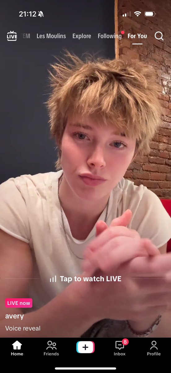 laeswrld's tweet image. shes so fine bro.