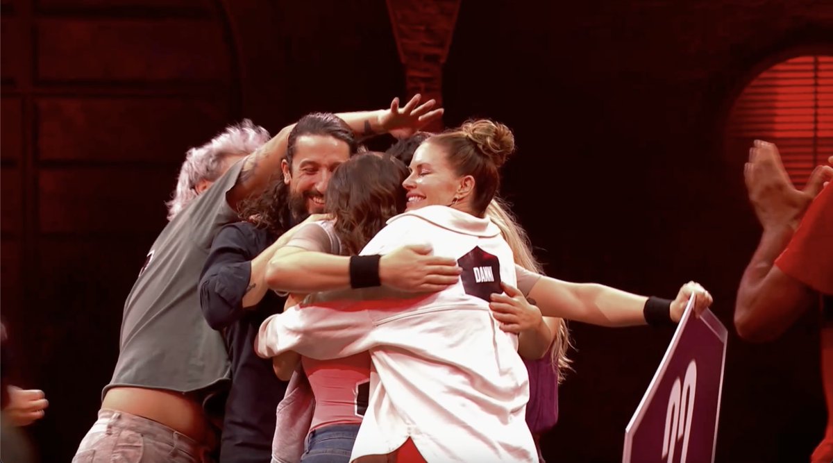 DanniBoatKC's tweet photo. Hugs all around once more on #99toBeatFOX!! So glad my buddy David made it to the semis with me!!! 🤗🤗🤗
.
.
.
#FOXTV #99toBeat #RealityClubFOX @ErinAndrews @kenjeong @RealityClubFOX @FOXTV #DanniBoatwright https://t.co/vw0lSvwx3G