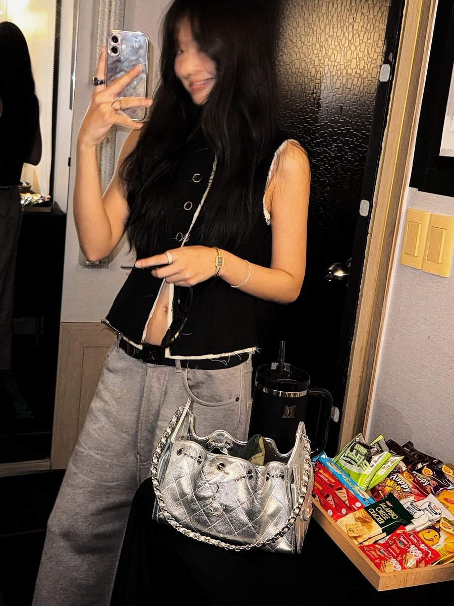 janerubyf's tweet image. Just dropping a fire selfie. 𝙏𝙝𝙚 𝙧𝙞𝙯𝙯 is immaculate.