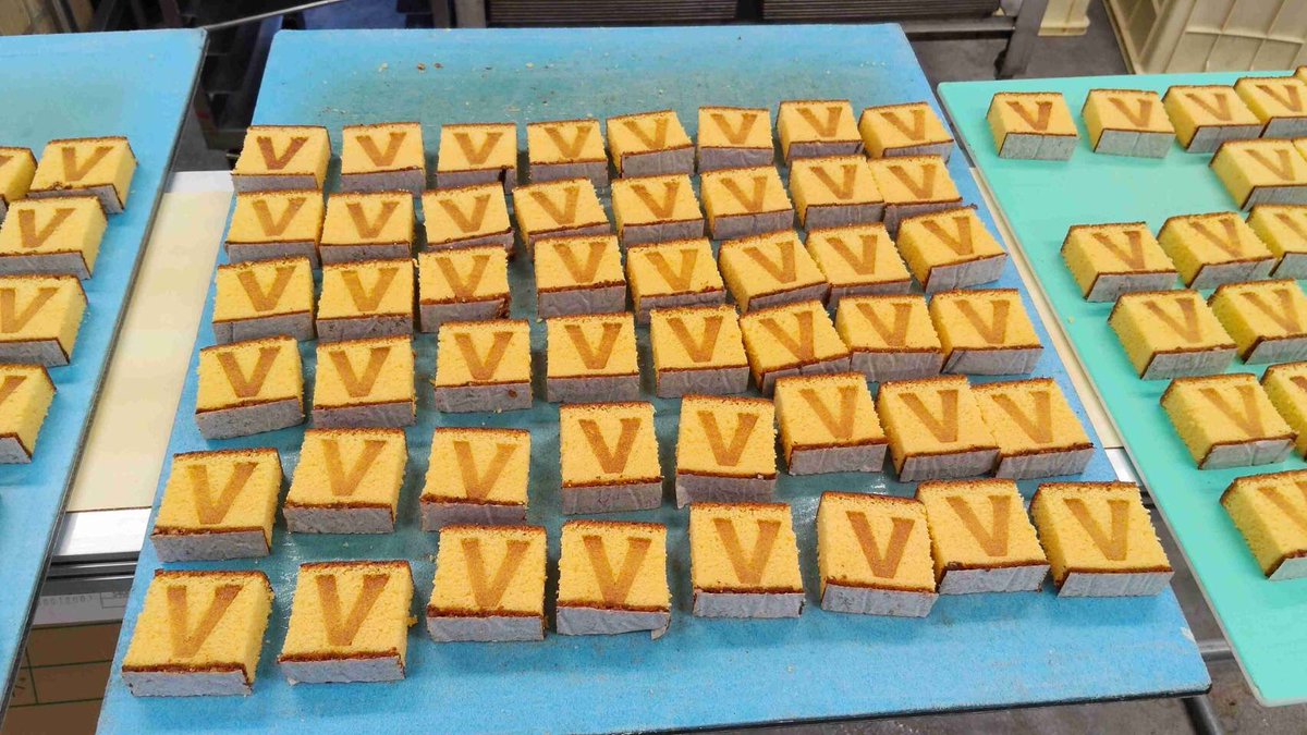 明日勝ちますように！と1つ1つ願いを込めてカステラ職人が焼印をおしてます🙏勝ツテラ食べて応援しましょう🥰