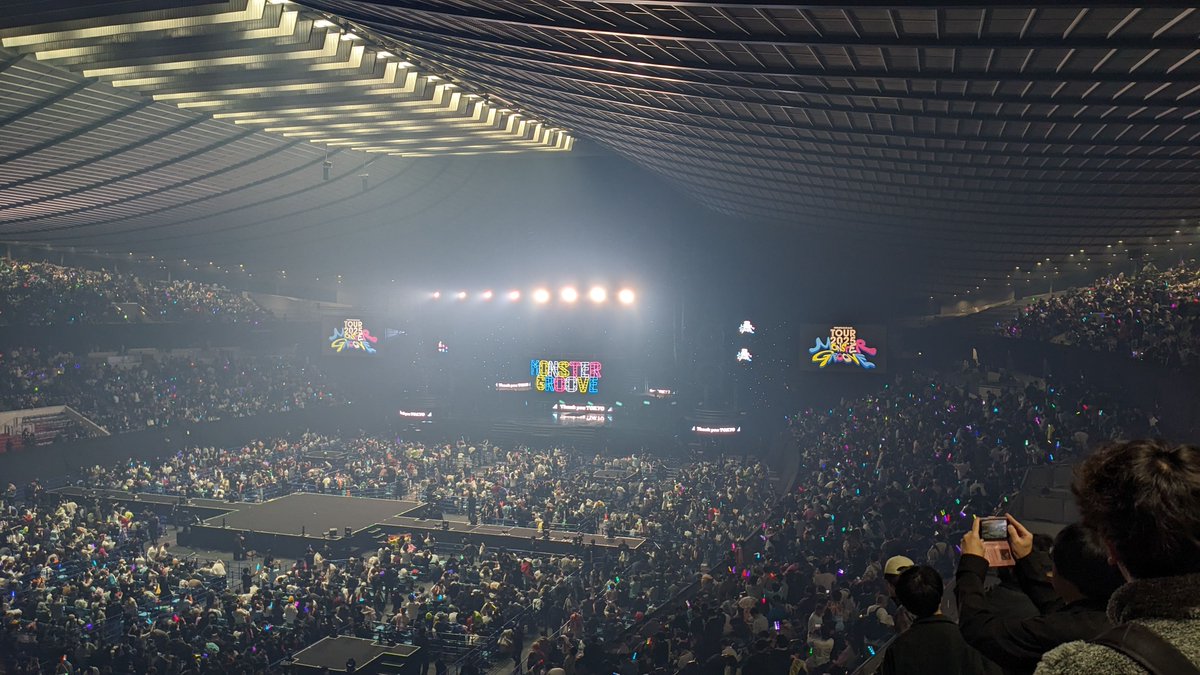 今日の現場　2025.11.20

日向坂46
ARENA TOUR 2025「MONSTER GROOVE」
国立代々木競技場 第一体育館

DAY2です

・低音効かせたアレンジやシャッフル
・アリーナ普通に歩いて移動する

こういう演出ありです（もっとやって
楽しかった👍
続きはALTへ

#日向坂46ツアー_東京Day2
#MONSTERGROOVE2025