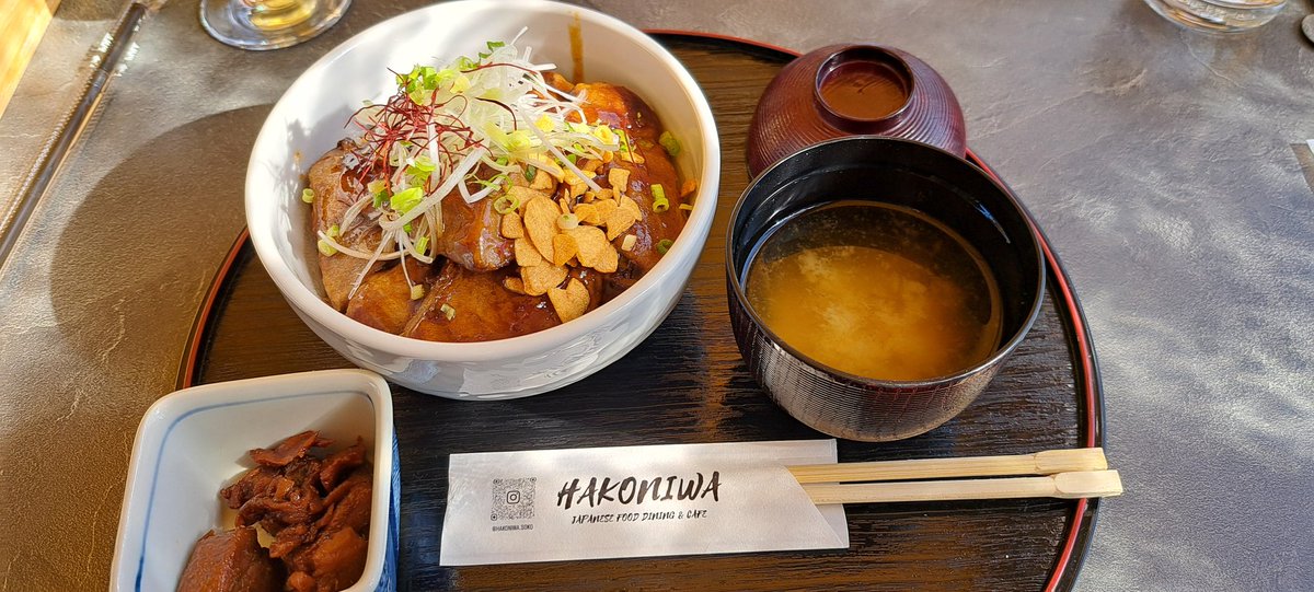 hydra_jo's tweet photo. 休日の朝ごはん(*´ー｀*)
マグロステーキ丼(にんにく醤油)
いっただきます！ https://t.co/ytaGIHCVf1