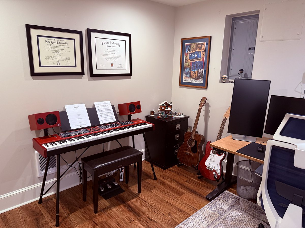 davethompsonMD's tweet image. “But don’t you miss the reading room?” 

Nope.