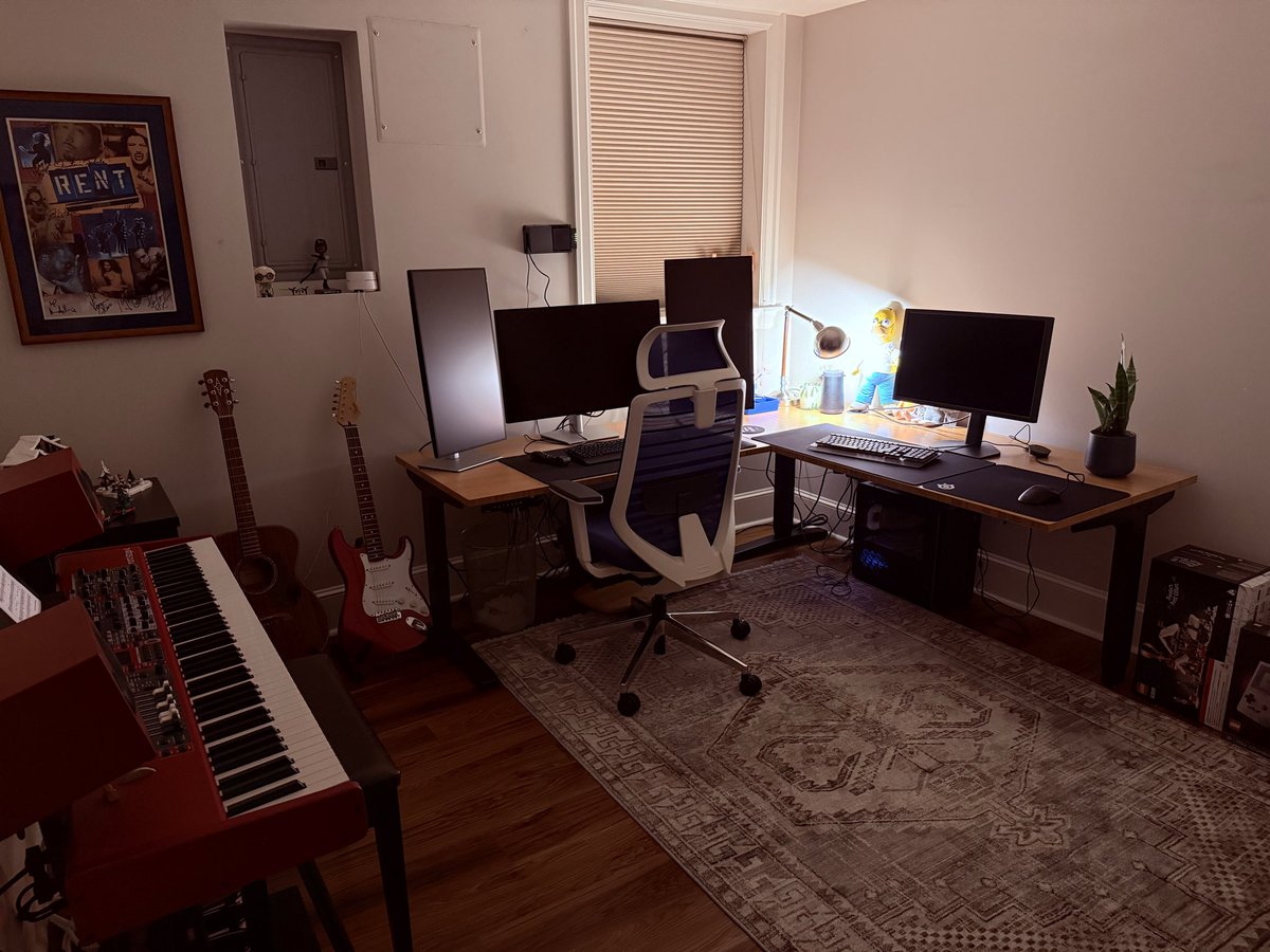 davethompsonMD's tweet image. “But don’t you miss the reading room?” 

Nope.