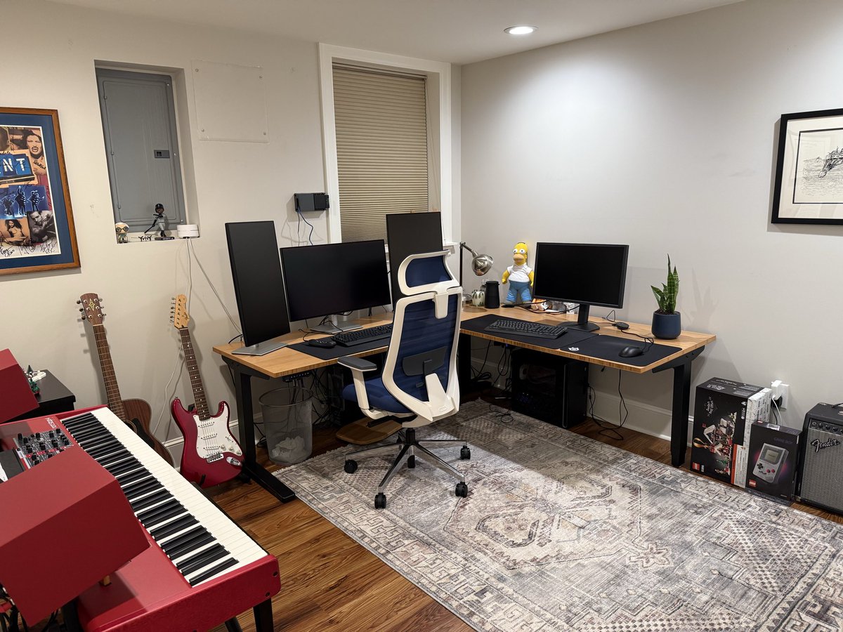 davethompsonMD's tweet image. “But don’t you miss the reading room?” 

Nope.