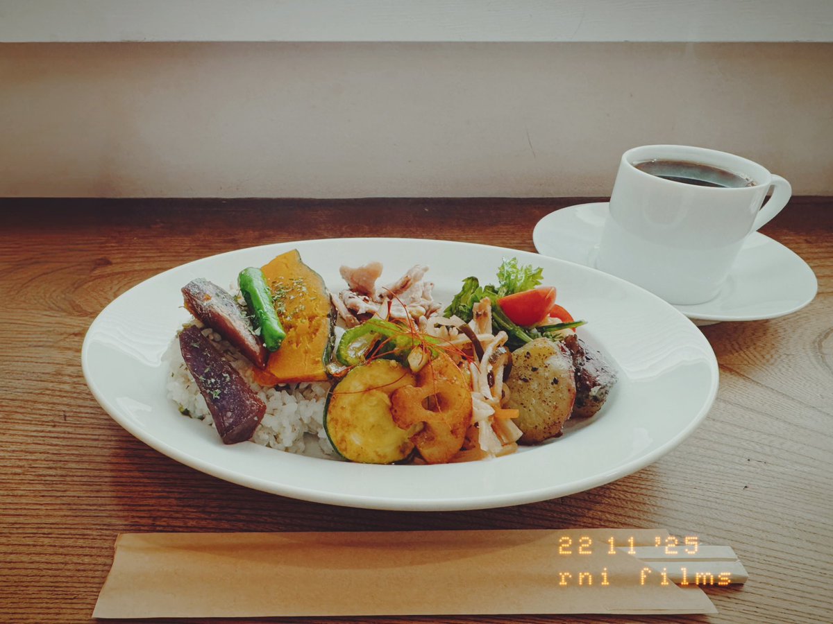 ShinokiDesign's tweet image. 1週間のリセットDAY🌿
朝ジムに行ってから、静かにお過ごしくださいのカフェへ。

季節のデリが冬のラインナップになっていたのと、季節限定の栗のショートケーキが食べられて幸せ‥☺️

ジャーナリングの後に読書ができたので1ヶ月読んでる本も後もう少し‥！

 #しいのき読書記録