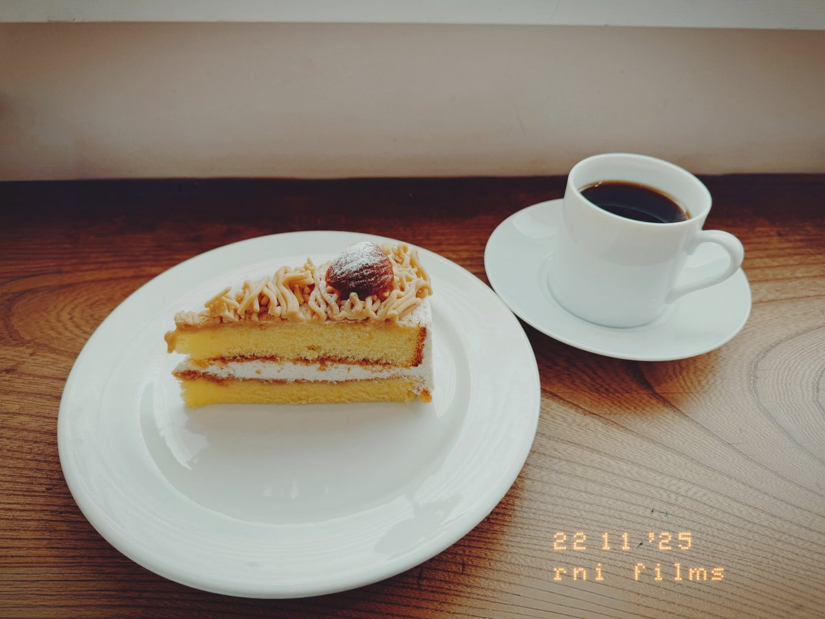 ShinokiDesign's tweet image. 1週間のリセットDAY🌿
朝ジムに行ってから、静かにお過ごしくださいのカフェへ。

季節のデリが冬のラインナップになっていたのと、季節限定の栗のショートケーキが食べられて幸せ‥☺️

ジャーナリングの後に読書ができたので1ヶ月読んでる本も後もう少し‥！

 #しいのき読書記録