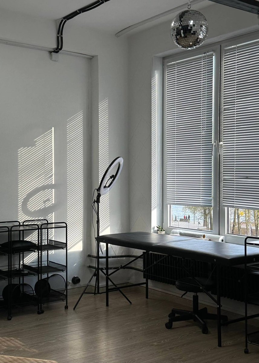 Друзья, нужна сила твиттера по спасению малого бизнеса: лайк, шер, репост! Год назад мои подружки открыли тату-студию в Питере, на Севкабеле (я там была, офигенное место!), но сейчас не могут найти мастеров и оказались под угрозой закрытия. Скиньте вашим знакомым творческим