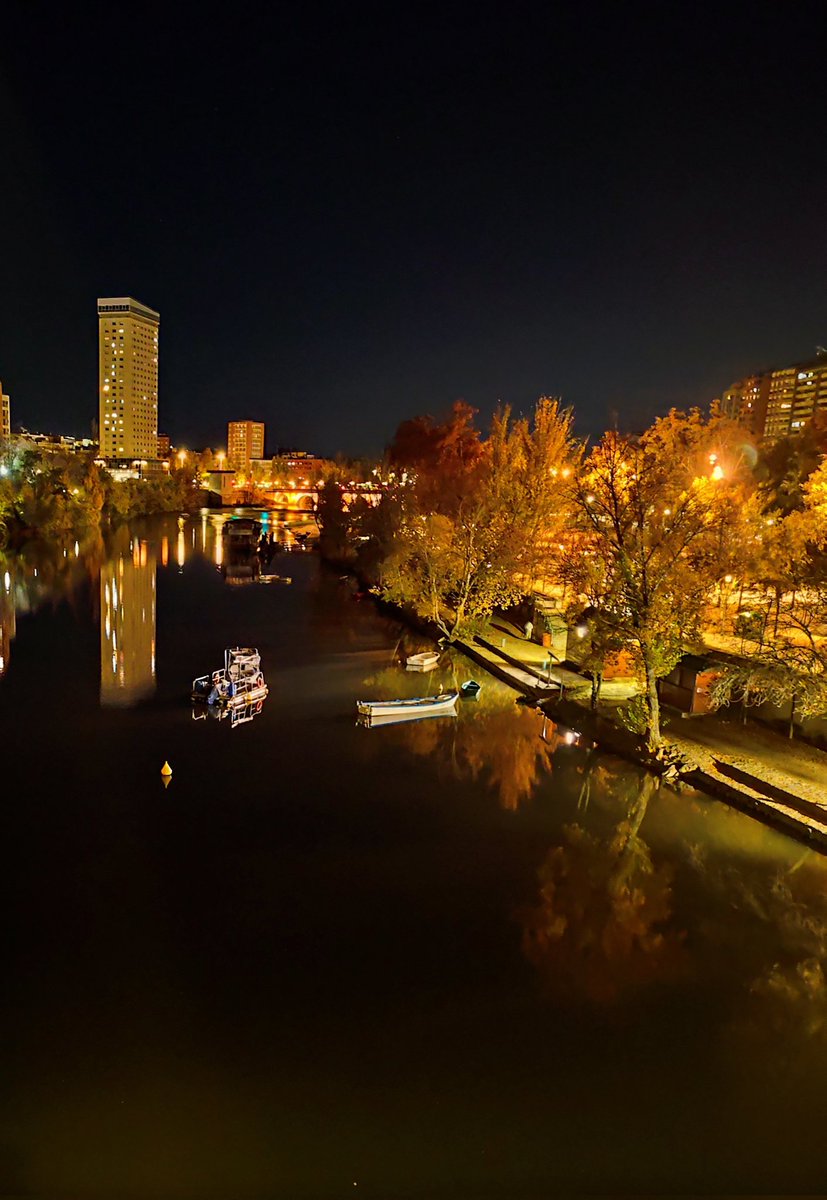 MiguelBayn1's tweet photo. Nunca había fotografiado la playa de las Moreras de noche, pensando que no sería bonito. Creo que me equivocaba y para muestra... Que preciosidad y que colores otoñales.
A tener un #FelizSabado 
#Valladolid #22noviembre #aprovechandoqueelpisuergapasaporvalladolid https://t.co/HZRoMsotbC