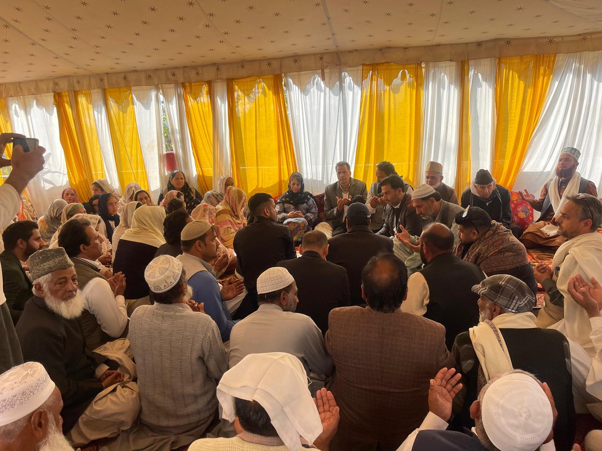 jkpdp's tweet image. Party President Ms @MehboobaMufti visited Harini Mendhar to offer her condolences to party leaders Waseem Ahmed Khan and Advocate Nadeem Rafiq Hussain Khan on the passing of their mother, the wife of former Minister and MLA Mendhar Late Sardar Rafiq Hussain Khan. She prayed for…