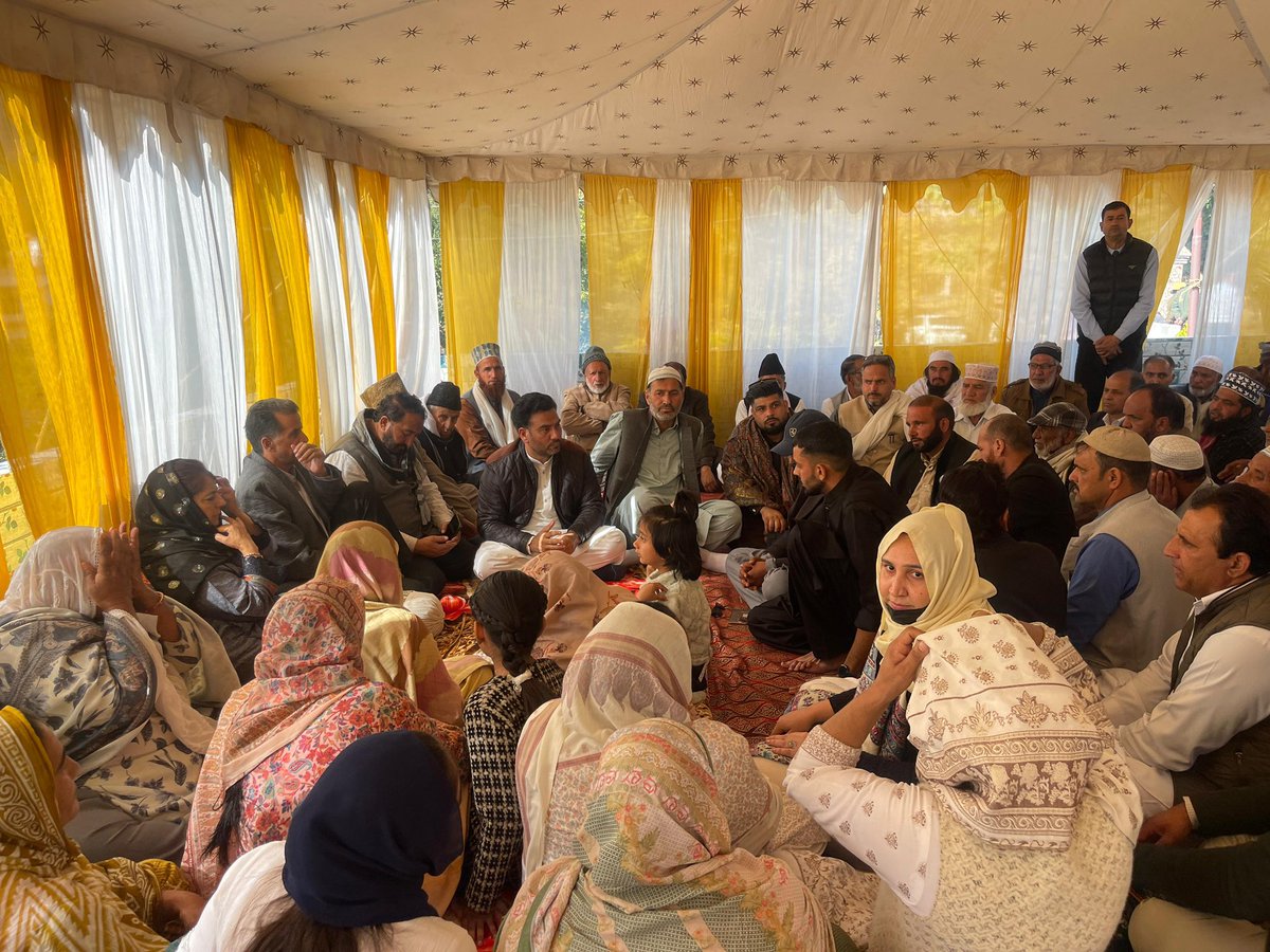 jkpdp's tweet image. Party President Ms @MehboobaMufti visited Harini Mendhar to offer her condolences to party leaders Waseem Ahmed Khan and Advocate Nadeem Rafiq Hussain Khan on the passing of their mother, the wife of former Minister and MLA Mendhar Late Sardar Rafiq Hussain Khan. She prayed for…