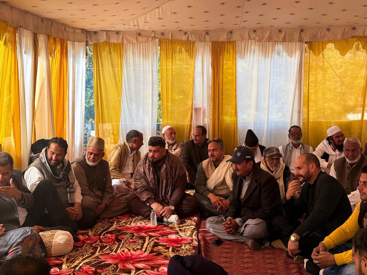 jkpdp's tweet image. Party President Ms @MehboobaMufti visited Harini Mendhar to offer her condolences to party leaders Waseem Ahmed Khan and Advocate Nadeem Rafiq Hussain Khan on the passing of their mother, the wife of former Minister and MLA Mendhar Late Sardar Rafiq Hussain Khan. She prayed for…