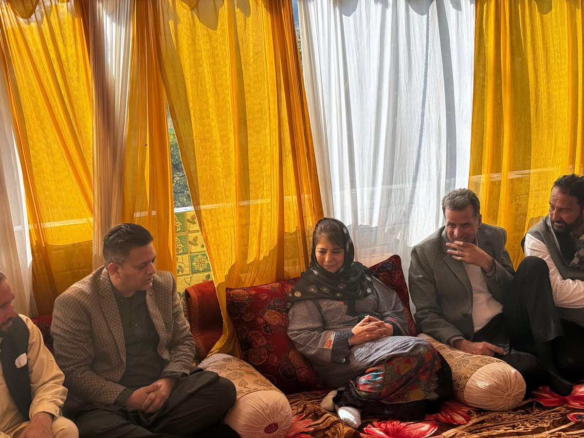 jkpdp's tweet image. Party President Ms @MehboobaMufti visited Harini Mendhar to offer her condolences to party leaders Waseem Ahmed Khan and Advocate Nadeem Rafiq Hussain Khan on the passing of their mother, the wife of former Minister and MLA Mendhar Late Sardar Rafiq Hussain Khan. She prayed for…