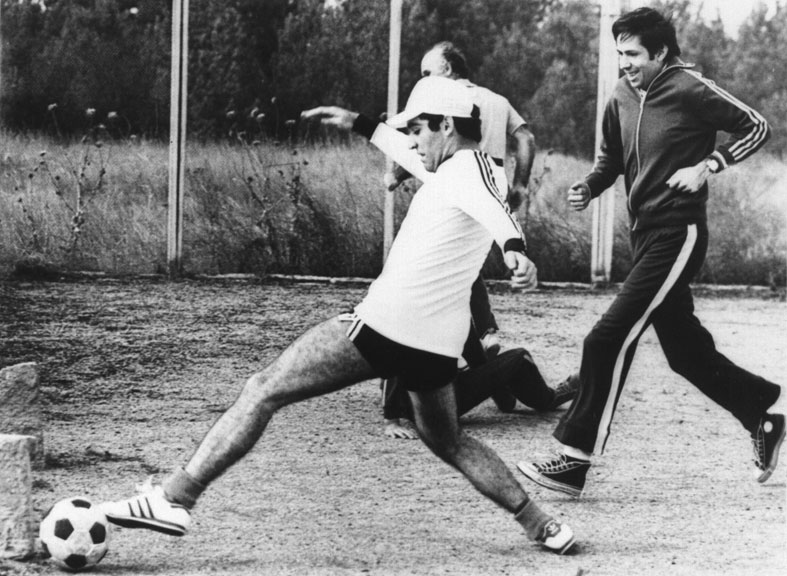 JustChessSports's tweet image. Garry Kasparov during the preparation for the match with Korchnoi (1983). Valery Asriyan is next to him.

Photo: TASS

chesspro.ru/_events/2010/a… 

#chess #ajedrez #scacchi #schach #echecs #Xadrez