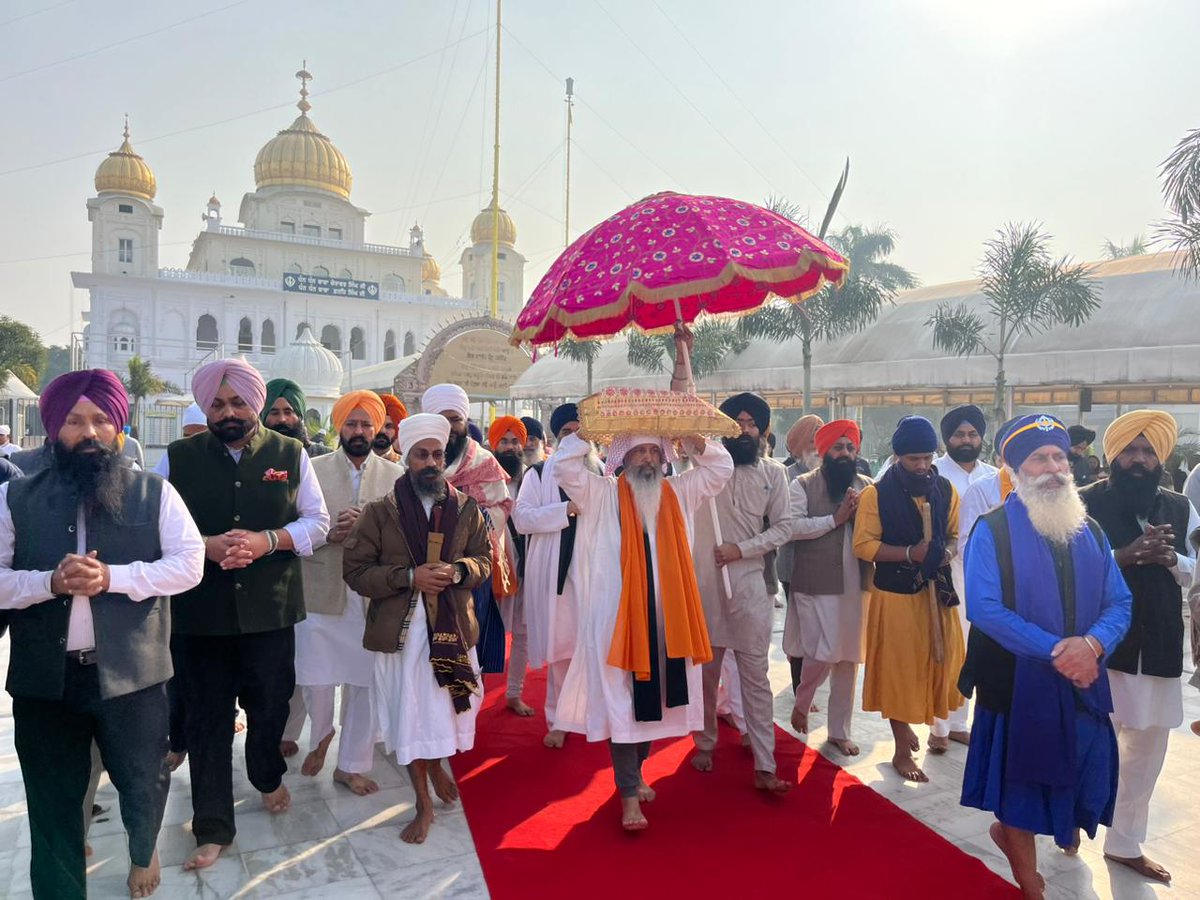 PiyushSengupta3's tweet image. ਸ੍ਰੀ ਗੁਰੂ ਤੇਗ ਬਹਾਦਰ ਜੀ ਦਾ 350ਵਾਂ ਸ਼ਹੀਦੀ ਦਿਹਾੜਾ 🙏🏻
ਨੌਵੇਂ ਪਾਤਸ਼ਾਹ ਜੀ ਦੇ ਸ਼ਹੀਦੀ ਦਿਹਾੜੇ ਨੂੰ ਸਮਰਪਿਤ ਨਗਰ ਕੀਰਤਨ ਸ੍ਰੀ ਫ਼ਤਹਿਗੜ੍ਹ ਸਾਹਿਬ ਤੋਂ ਸਰਬੱਤ ਦੇ ਭਲੇ ਦੀ ਅਰਦਾਸ ਨਾਲ ਆਰੰਭ ਹੋਇਆ। ਨਗਰ ਕੀਰਤਨ &apos;ਚ ਭਾਰੀ ਗਿਣਤੀ &apos;ਚ ਸੰਗਤ ਨੇ ਹਿੱਸਾ ਲਿਆ।
#aappunjab
#AAP